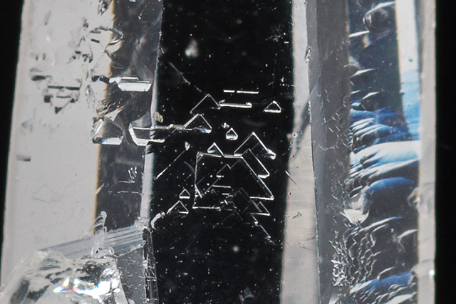 Geometric pattern on the prism face caused by Brazil law twin structure