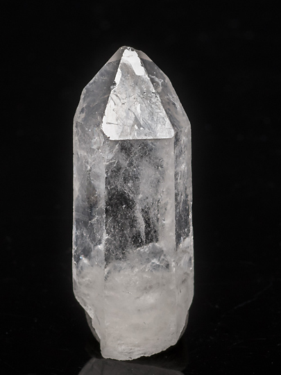 Quartz, dauphine twin boundaries on the rhombohedral face