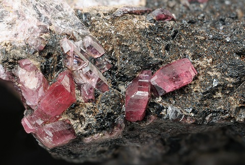 パイロクスマンガン鉱 Pyroxmangite 鉱物たちの庭